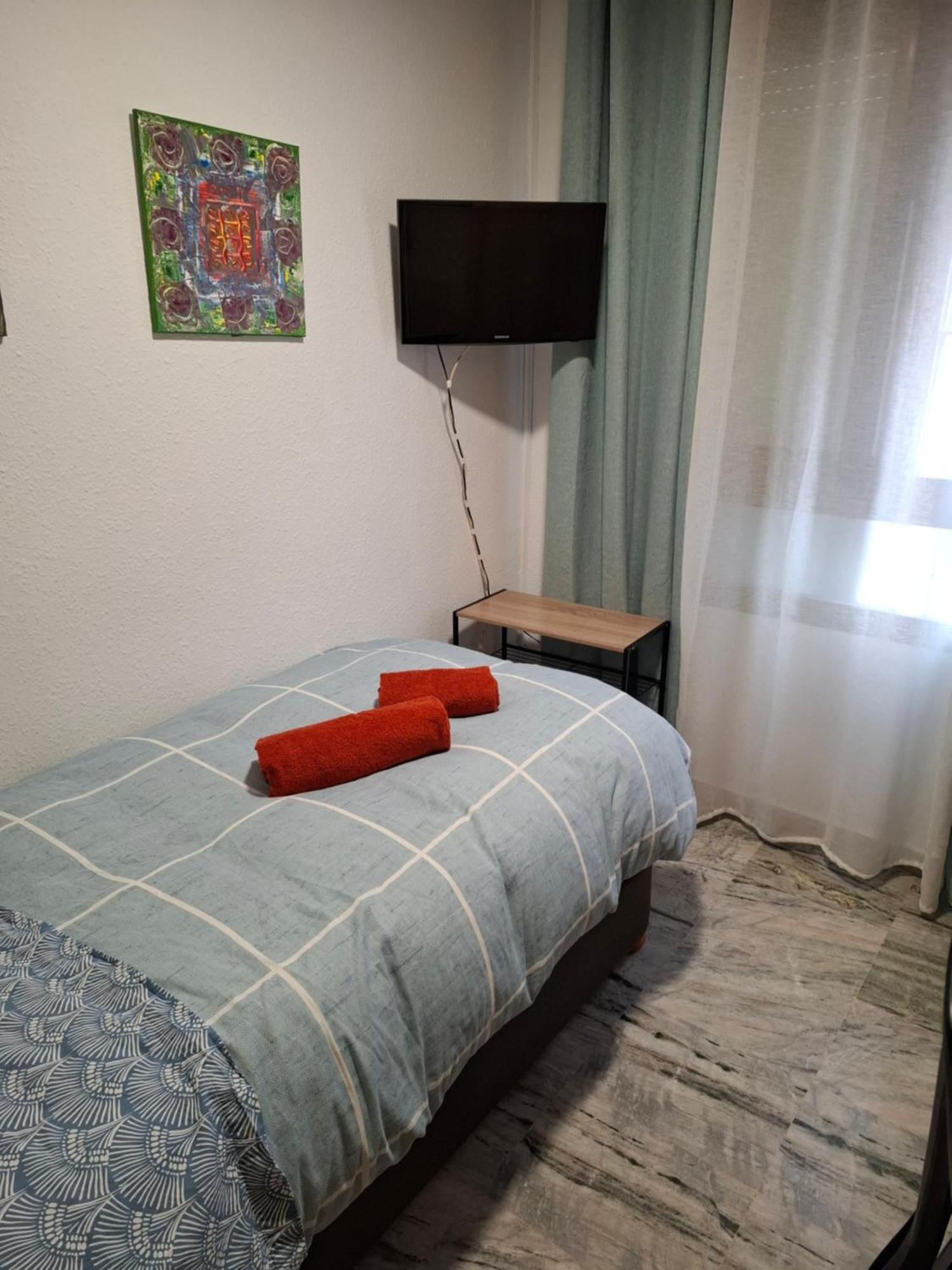 Particular Con Bano Privado * Siviglia